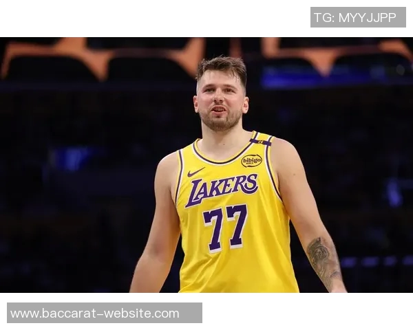 东契奇为湖人转播团队送车车上专属名牌彰显心意