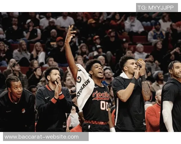 克拉克斯顿上半场表现惊艳7投5中砍下11分8篮板外线命中率完美