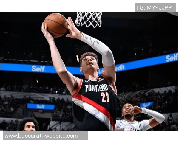 开拓者客场逆转勇士霸气抢下篮板球展现强大实力